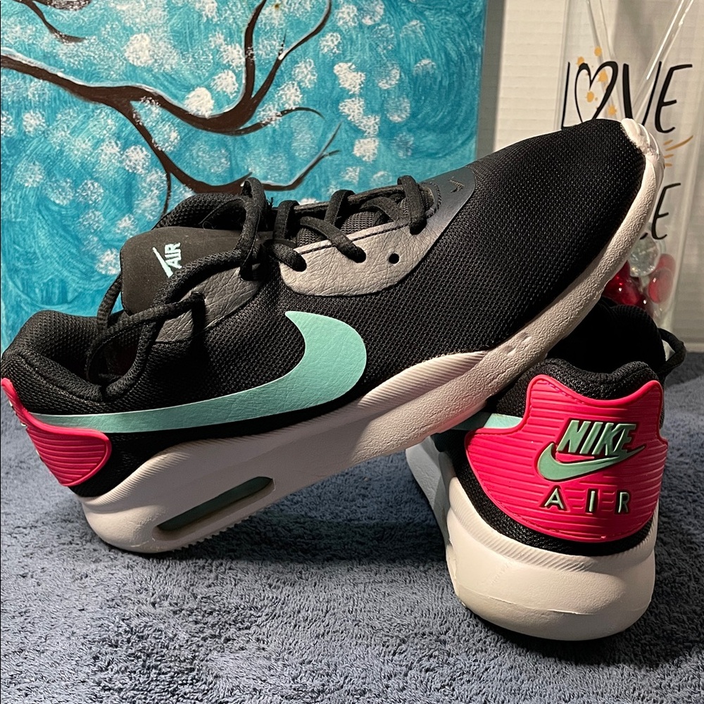 Nike Air Max Oketo sneakers in a black aurora green, and pink colorway size 9.5 - Picture 9 of 9